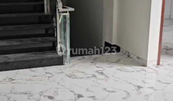 Dijual Rumah Baru 3 Lantai Babatan Pratama Surabaya 2