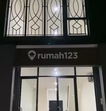 Disewakan Ruko 3 Lantai di Hampton Avenue By Rumah Chinida (Dw)