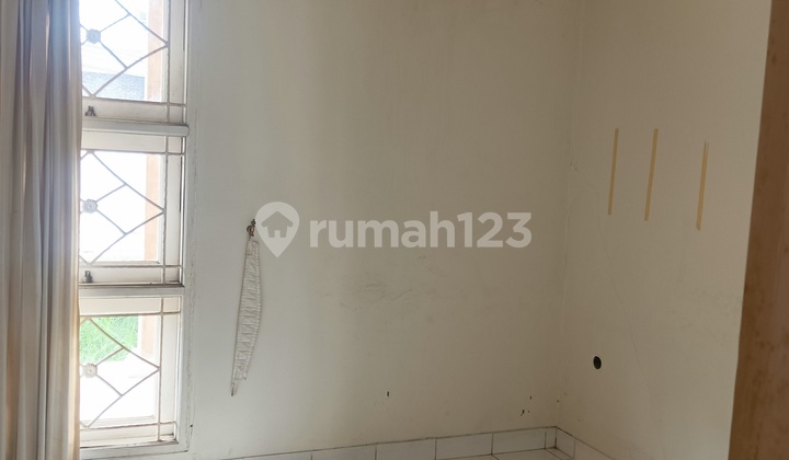 Two-Story House in a Strategic Location by a Public Road in Griya Loka BSD Serpong, Tangerang, Banten