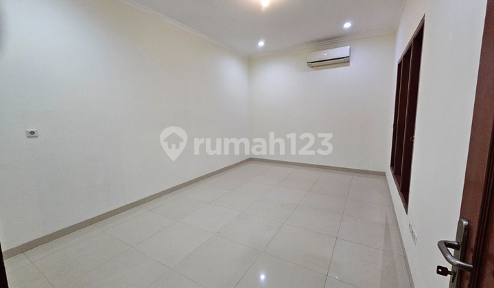 Nice 2-Story House in a Strategic Location at Sutera Kirana, Alam Sutera, Tangerang, Banten 2