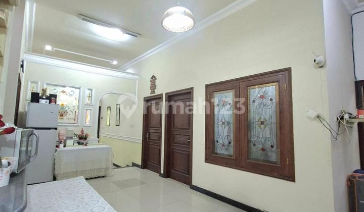 Rumah Dengan Pintu Jati, Darmo Permai Selatan, Surabaya Barat Rumah di RT 04/ RW. 05, Jl. Darmo Permai Selatan VIII No.1 RT.04/RW.05, Pradahkali Kendal, Dukuh Pakis, Kota Surabaya, Jawa Timur, Indonesia, 60226, Sukomanunggal 2