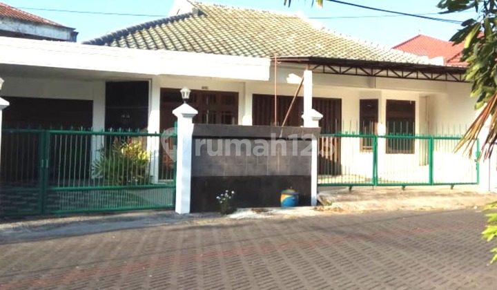 Row Jalan 3 Mobil, Rumah Ngantong, Daerah Satelit Indah, Surabaya Barat, Jawa Timur Rumah di Jl. Satelit Indah I Blok In No. 11, Tanjungsari, Sukomanunggal, Kota Surabaya, Jawa Timur, Indonesia, 60187, Sukomanunggal Bagus SHM