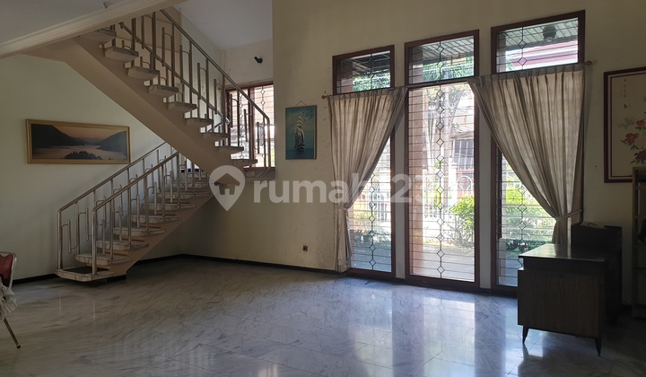 Rumah Hook 2 Lantai, Darmo Permai Timur, Surabaya Barat, Jawa Timur Rumah Butuh Minim Renovasi di Jl. Darmo Permai Tmur V, Jl. Darmo Permai Timur V No.9, Sonokwijenan, Sukomanunggal, Kota Surabaya, Jawa Timur, Indonesia, 60189, Sukomanunggal 2