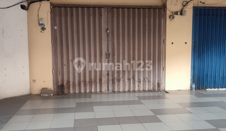 Lease a 3-Story Shop House at Plaza Segi Delapan, West Surabaya, East Java. Shop house in Plaza Segi 8, Plaza Segi Delapan, Jl. Raya Darmo Permai, Sonokwijenan, Sukomanunggal, Surabaya City, East Java, Indonesia, 60189, Sukomanunggal 32.0 m² Unfurnished with Freehold Title (SHM).