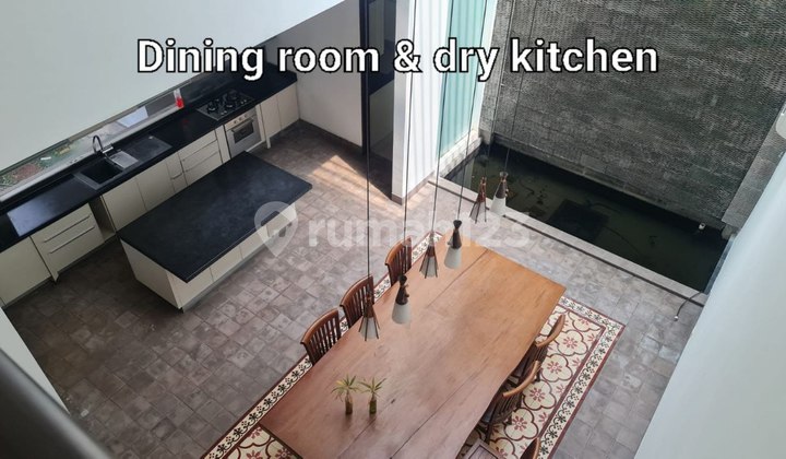 Disewakan Rumah mewah 3 Lantai di Menteng Lokasi Strategis Disewakan Rumah mewah 3 Lantai di Menteng Lokasi Strategis