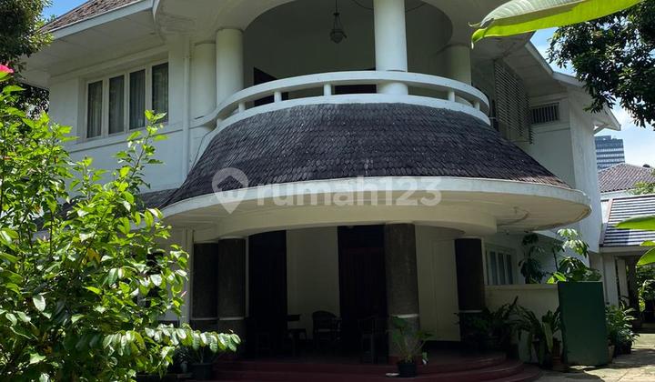 Dijual Rumah Mewah 2 Lantai Halaman Luas di Menteng Lokasi Strategis