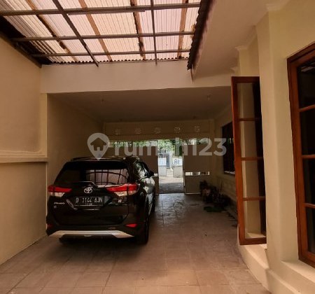 Disewakan Rumah Cantik di Menteng Lokasi Strategis