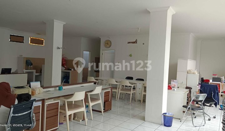 Disewakan Ruko Gandeng 3 Lantai di Matraman Jakarta Timur Disewakan Ruko Gandeng 3 Lantai di Matraman Jakarta Timur