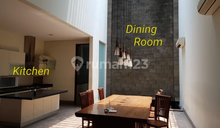 Disewakan Rumah mewah 3 Lantai di Menteng Lokasi Strategis 2