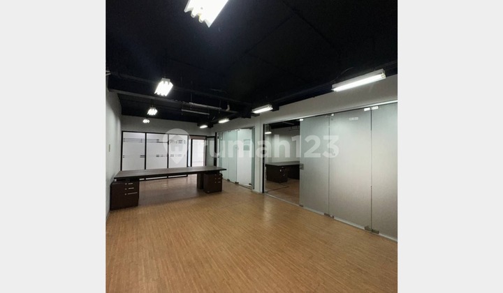 Disewakan Gedung 3 Lantai di Kebayoran Baru Jakarta Selatan