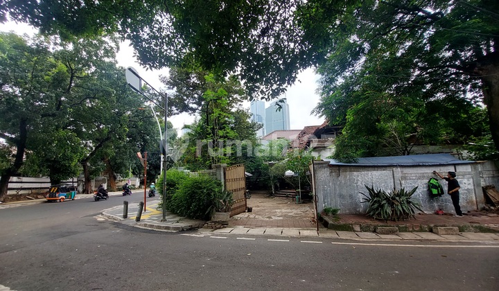 For Sale Corner House Including Land Calculation in Menteng, Strategic and Comfortable Location For Sale Corner House Including Land Calculation in Menteng, Strategic and Comfortable Location