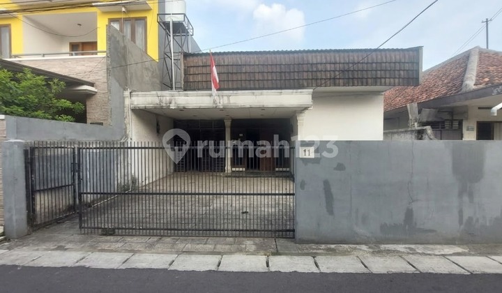 Old House LT 255 M2 in Setiabudi, South Jakarta