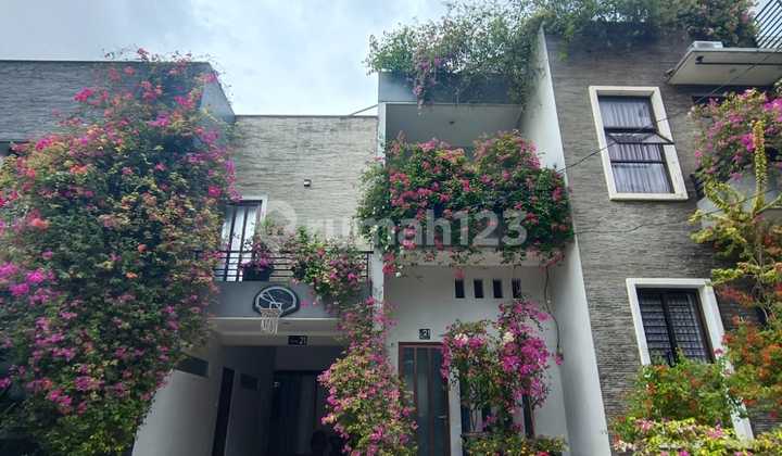 Dijual Rumah 3 Lantai Siap Huni di Taman Simpruk Lippo Cikarang