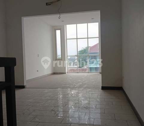 For Sale: 2 Ready-to-Use Shophouse Units in Kutisari, Suitable for Business, Office, Cafe. 2