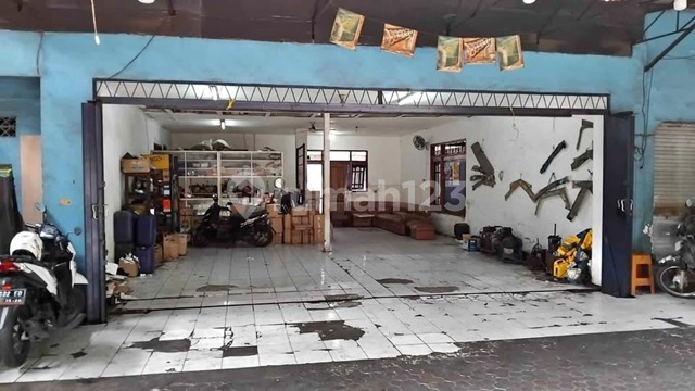 RENTAL COMMERCIAL BUILDING Suitable for Minimarket or Warehouse Located in Rungkut