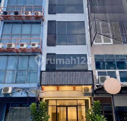 Quick Sale Ready-to-Use Strategic Shop House in Manyar, Suitable for Bank, Office, or Clinic