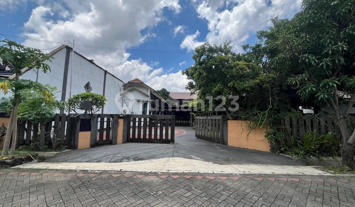 Manyar House with Spacious Parking, Suitable for Business, Strategically Located in the City Center