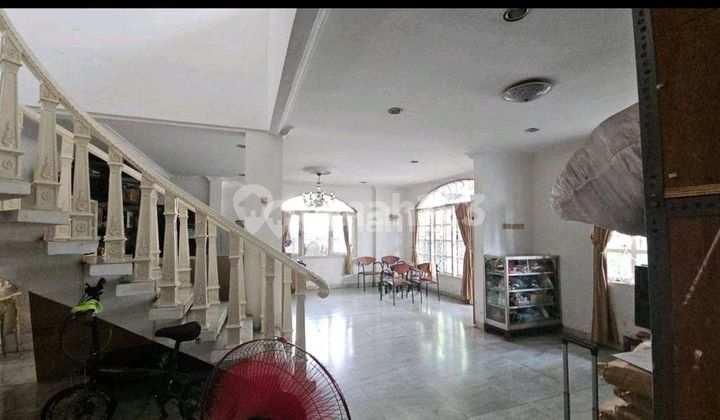 For Sale FastBeautiful House Hook Position on Flamboyan Street, Taman Ratu, Size 18x12, 3 Bathrooms, 3 Bedrooms, 2 1/2 Floors, 2 Car Access Road, Facing: West, South, Selling Price 4.5M Negotiable