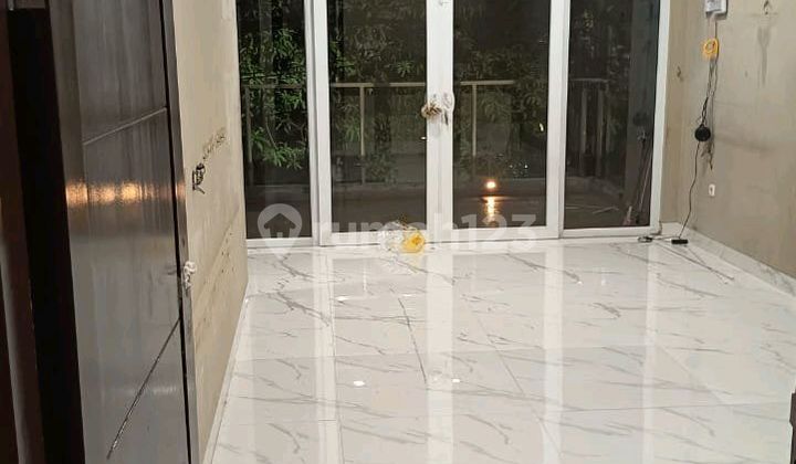 For Sale: Taman Surya House, Good and Neat, Ready to Occupy.. Size 6x18 / 2.25 Floors.. SHM (Certificate of Ownership).. Facing Northwest.. Water Supply.. Electricity 1,100.. Price.. 2.2 Billion Negotiable 2