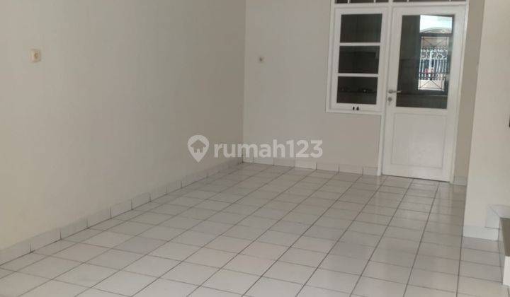 Disewakan rumah di taman palem lestari
Uk 6x15 m
2 lantai
KT 3+1
KM 2+1
Baru selesai renovasi
AC baru
Kitchen set baru

Harga 60jt/th
Min 2 tahun ..bagus  2