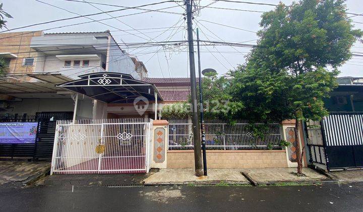 Dijual rumah 1½ lantai di Citra Garden 1
Kalideres, Jakarta Barat
UK : 10x15m²
Lt :200
Lb : 250
Shm
Kt : 4+2
Km : 2+1
Harga : 2M 1