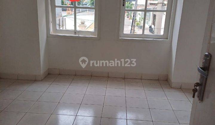 Dijual Cepat Rumah
Permata Taman Palem
3,75 x 15
2 Lantai
Kt 2, Km 2
Hadap Timur Laut
SHM
Udah Renov siap huni
Hrg 1M Nego Tipis

 1