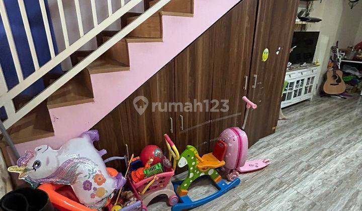 DI JUAL CEPAT
RUMAH TPL

uk  tanah 3,75x15/56,5m2
Uk bangunan 110m2
KM 2 (1 ada bathtub) 
KT 2
semi furnish(ac 1 pk ada 3 ac, lemari pakaian, kitchen sheet)
siap huni 
SHM 
Harga 1.350.000.000
 1