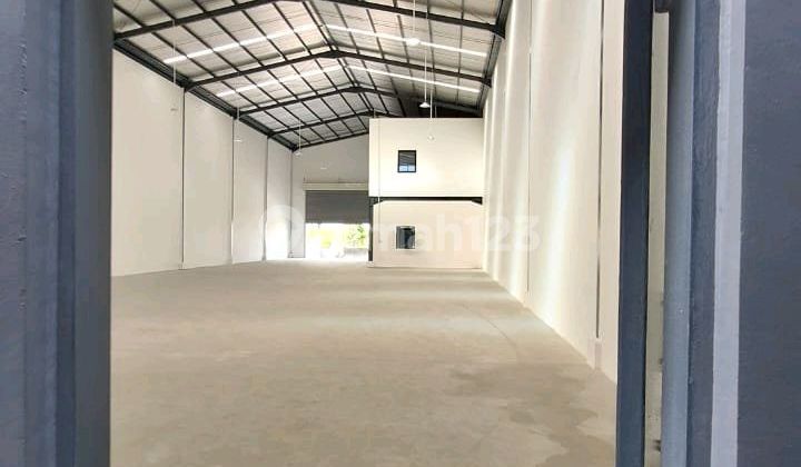 Sewa Gudang Baru Industri Legokalamat: Legok, Blessindo Luas Tanah= 770 M2 (14X55) Luas Bangunan = 588 M2 Lebar Row Jalan 15 Meter Office Area (72 M2)Pln: 6600Harga Sewa 475Jt/Thn (Min 2 Tahun (Minimal Sewa 2 Thn)Note: -. Listrik yang Terpasang 6.600Va bi