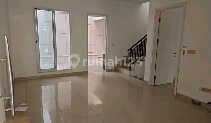 *Disewakan**Rumah Green Lake*Luas Tanah: 8 X 15 (120 M2 )Luas Bangunan: +- 150 M2 Kamar Tidur: 4Kamar Mandi: 4Sertifikat: SHM (Sertifikat Hak Milik)Listrik: 4500 Wattjumlah Lantai: 2 Lantaihadap: Utara*Harga Sewa: Rp 90Juta / Tahun (Nego)* Minimal Sewa: 2 2