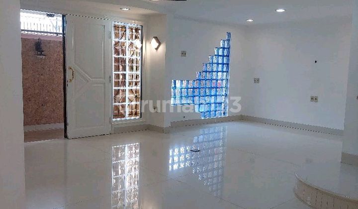 Dijual Rumah Hook Tanjung Duren .2.5 Lantai.lt.195..lb.300..shm.semi Furnis..bagus Buat Kostan..harga 6.2 M Nego  2