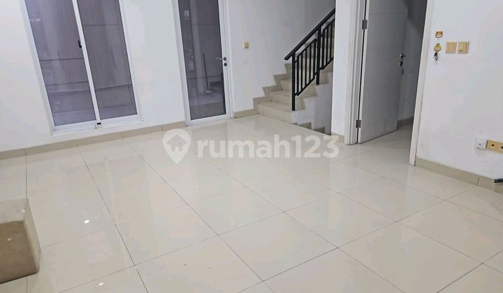 *Disewakan**Rumah Green Lake*Luas Tanah: 8 X 15 (120 M2 )Luas Bangunan: +- 150 M2 Kamar Tidur: 4Kamar Mandi: 4Sertifikat: SHM (Sertifikat Hak Milik)Listrik: 4500 Wattjumlah Lantai: 2 Lantaihadap: Utara*Harga Sewa: Rp 90Juta / Tahun (Nego)* Minimal Sewa: 2