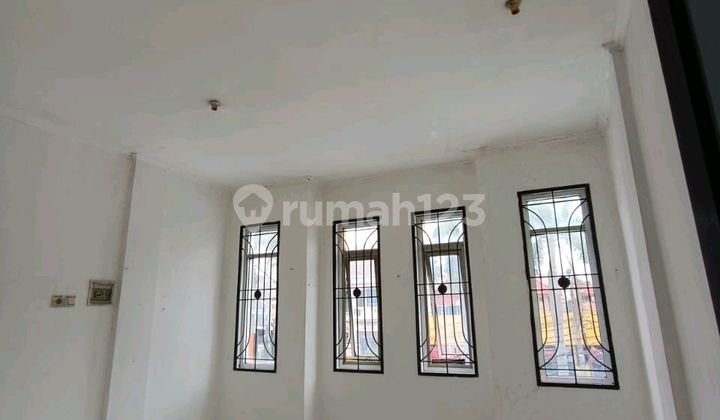 For Rent: Tamansurya Shop House by the Main Road ..size 5 X 15/ 3 Floors..electricity 3500 ..water ..West facing ..price 90 Million Negotiable ..deposit 15 Million 2