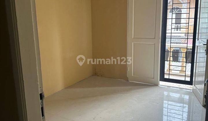 Rumah 2 Lantai Dalam Komplek Menteng Raya 2