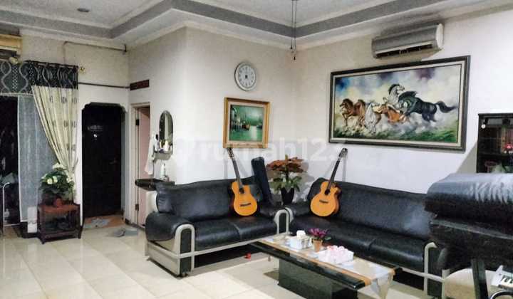 Strategic House in Tropodo, Suitable for Business & Residence 2