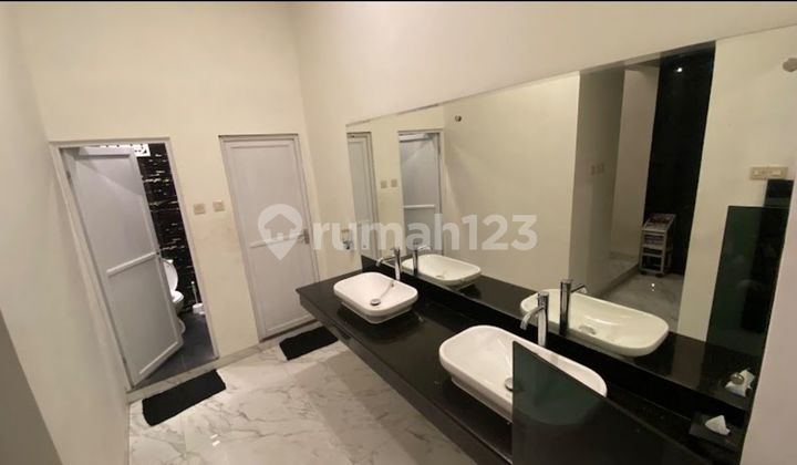 Business Space on Main Road Tubagus Ismail Bandung