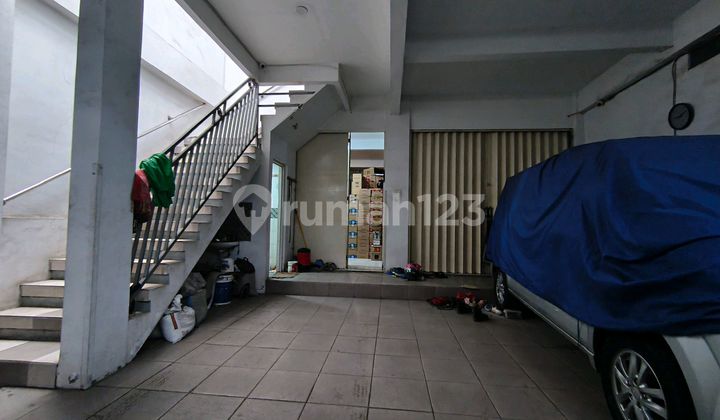 Sell 2-Story Shop House in Cibolerang Ready to Use