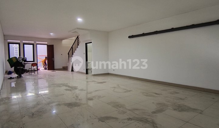 For Rent: 3-Storey Shop House Ready for Use in Dibatununggal