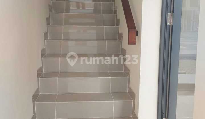 FOR RENT: AFFORDABLE 2-STORY STRATEGIC SHOPHOUSE BY THE MAIN ROAD IN PAMULANG