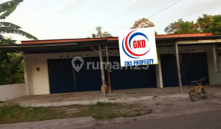 FOR RENT 3 STRATEGICALLY LOCATED AFFORDABLE ATTACHED SHOPS ON THE MAIN ROAD IN BINTARO 1