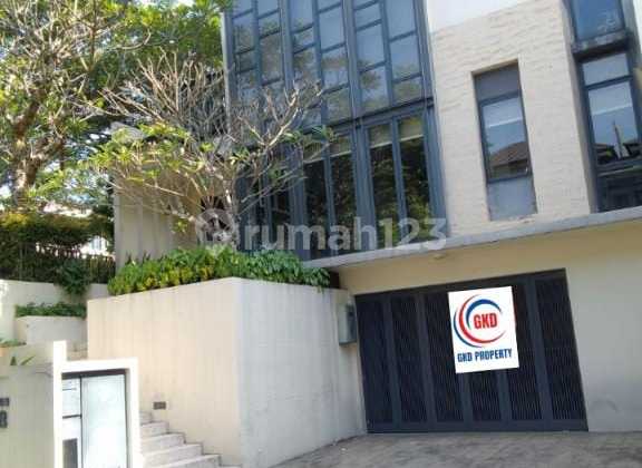 DISEWAKAN RUMAH MEWAH LOKASI NYAMAN DI BSD