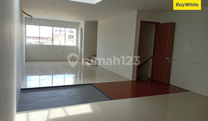 Disewakan Rumah Minimalis 3 Lantai di Graha Natura, Surabaya 1