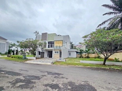 Sell 3 Adjacent Plots with Bonus House Already SHM Alam Sutera ~ Alf017