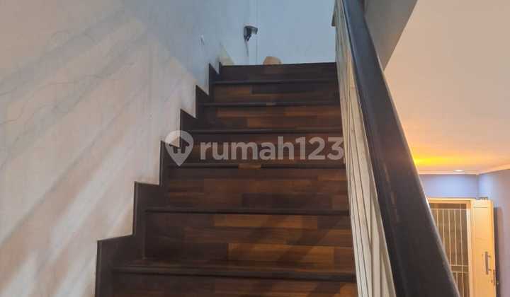 DIJUAL RUMAH 2.5 LANTAI DI TAMAN SEMANAN INDAH 2