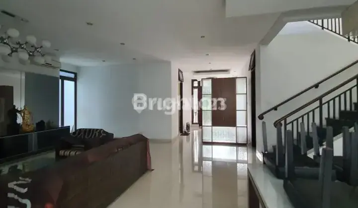 Rumah 2 Lantai Bagus Semi Furnished di Villa Permata Gading 2