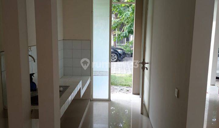 Rumah Semi Furnish Samping Taman di Greenlake Citraland Wiyung 2