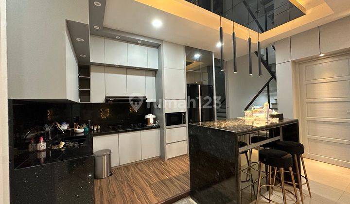 Rumah mewah 2 lantai full furnished dan interior  5