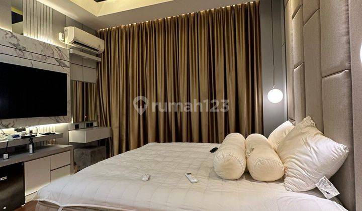 Rumah mewah 2 lantai full furnished dan interior  6
