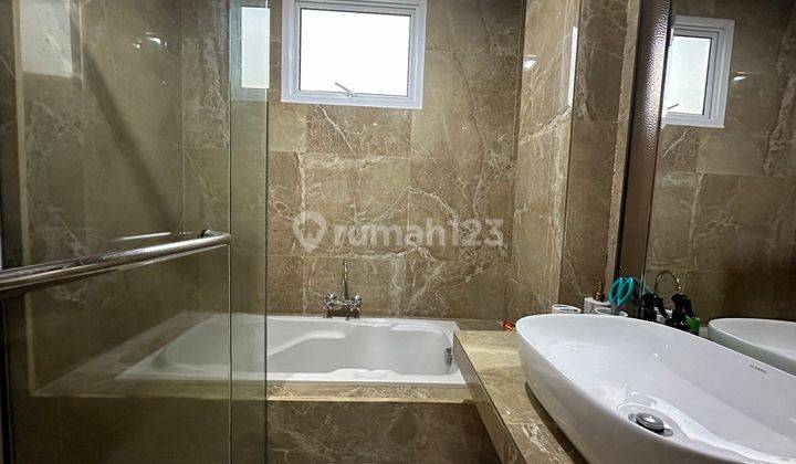 Rumah mewah 2 lantai full furnished dan interior  7