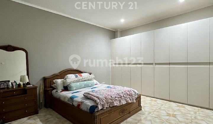 Two-Story House and Shop Ready to Occupy, Strategic Location in Rawamangun S9276 2