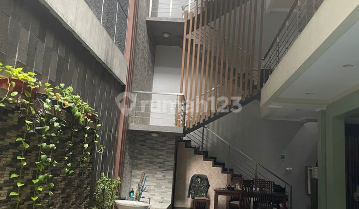 Rumah Gaya Modern Ada Kolam Berenang di Taman Modern Cakung, Jakarta Timur Rumah Gaya Modern Ada Kolam Berenang di Taman Modern Cakung, Jakarta Timur